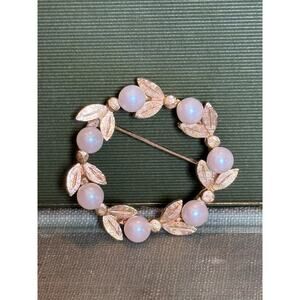 Vintage Pearl & Gold‑Tone Wreath Brooch – 1.25”